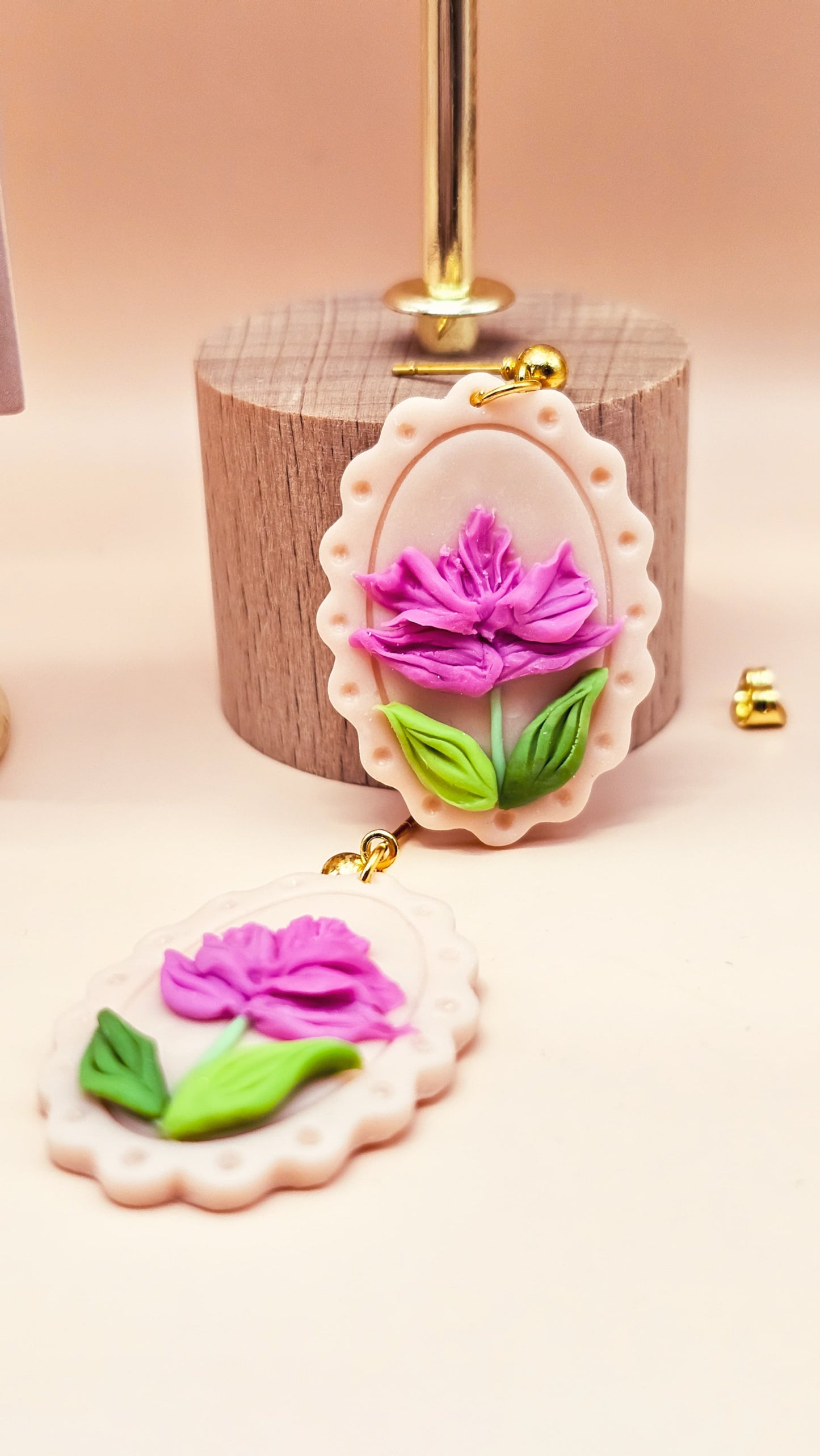 Boucles d’oreilles fleur violette